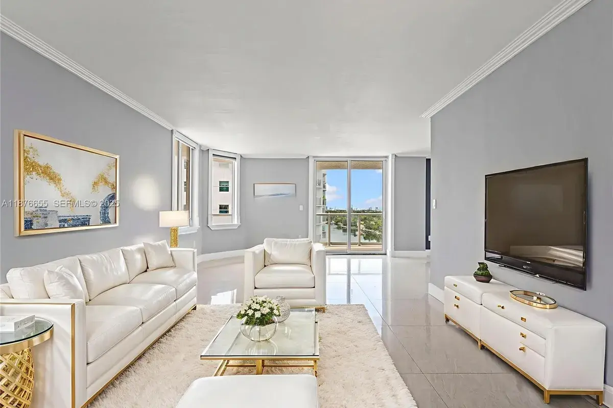 5900 Collins Av, Miami Beach FL 33140