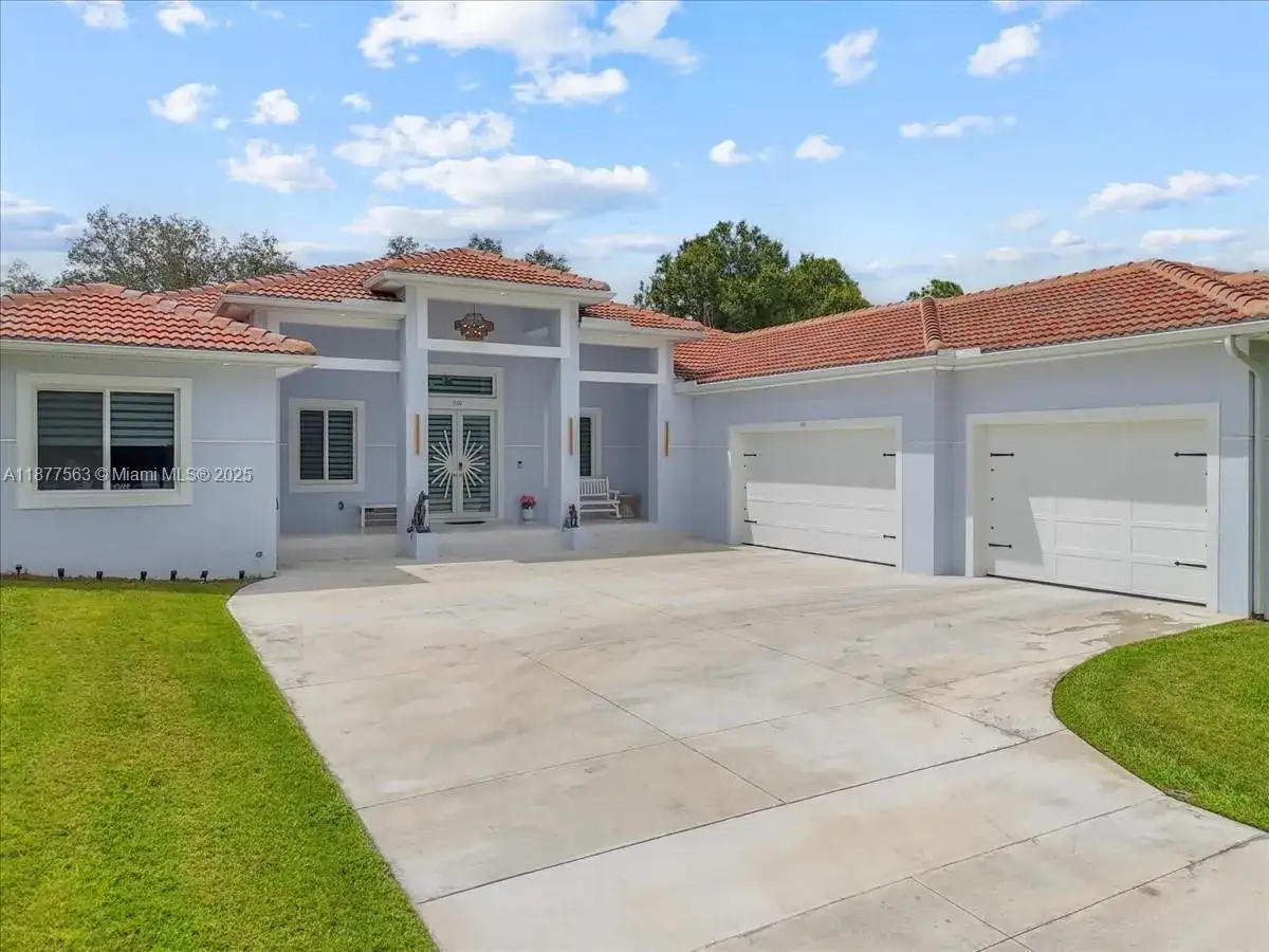 501 Thompson AVE, Lehigh Acres FL 33972 photo 2