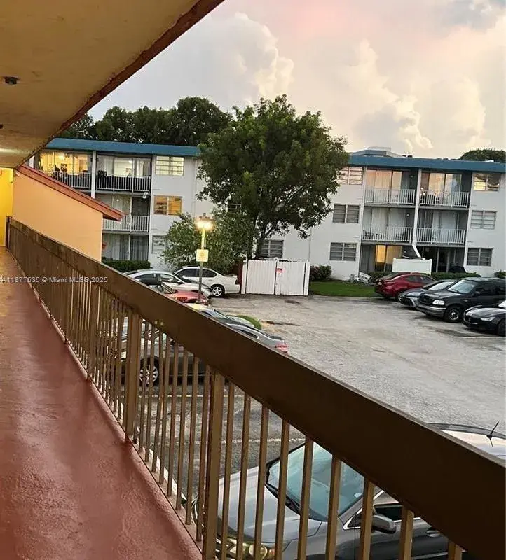 8875 Fontainebleau Blvd # 203, Miami FL 33172