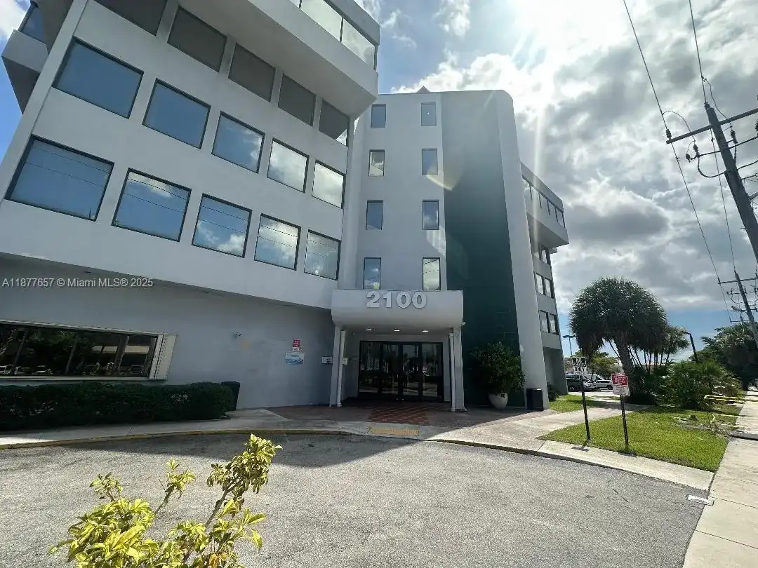 2100 W 76th St # 206, Hialeah FL 33016