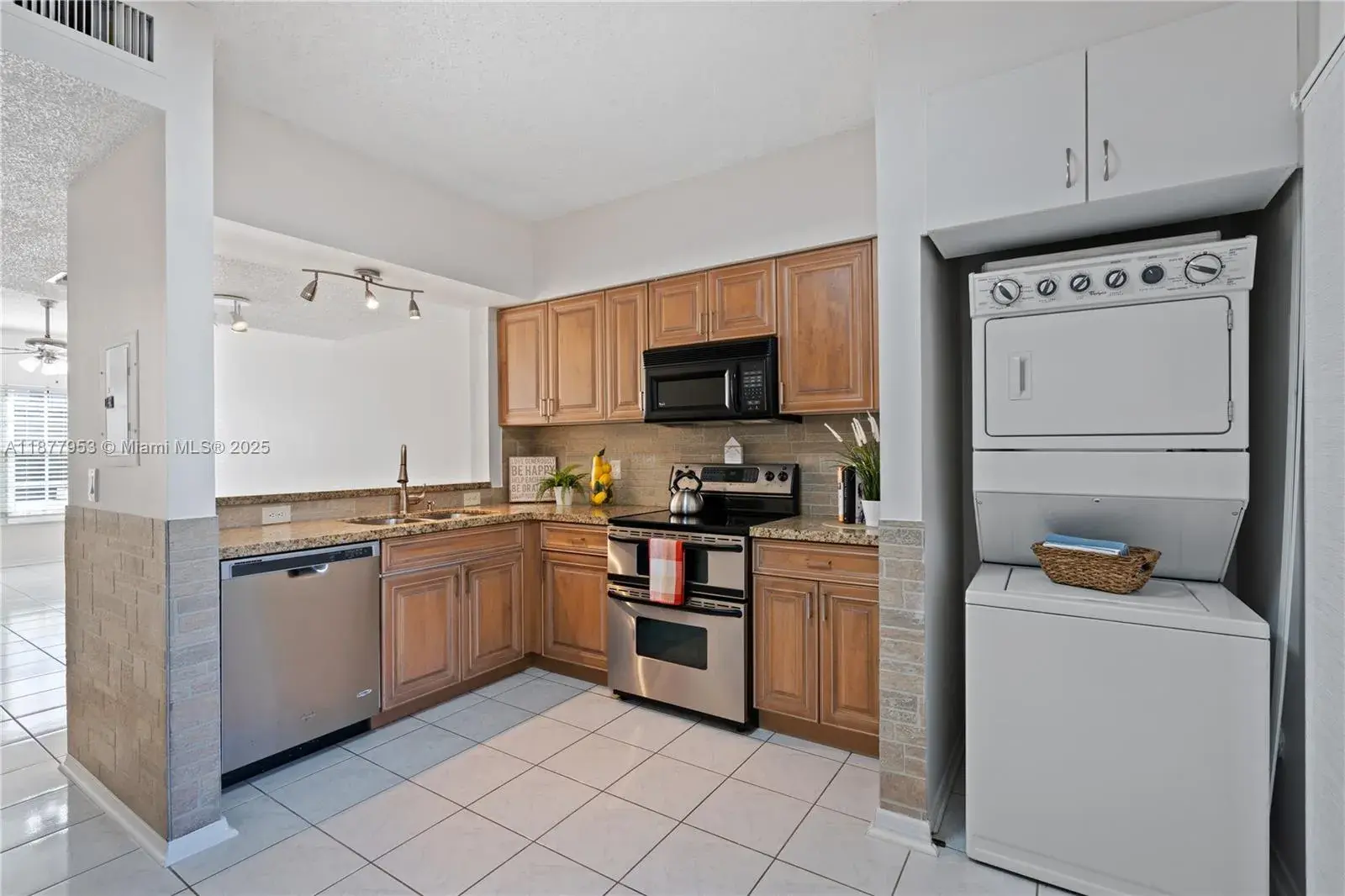 16675 Hemingway Dr, Weston FL 33326