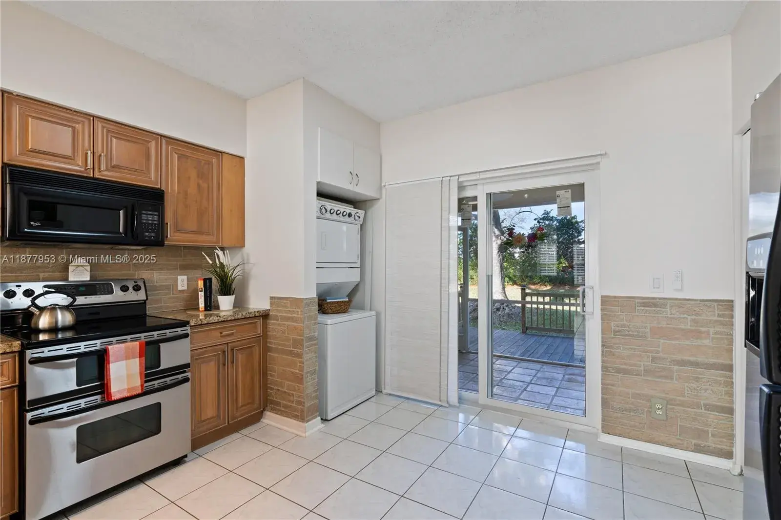 16675 Hemingway Dr, Weston FL 33326