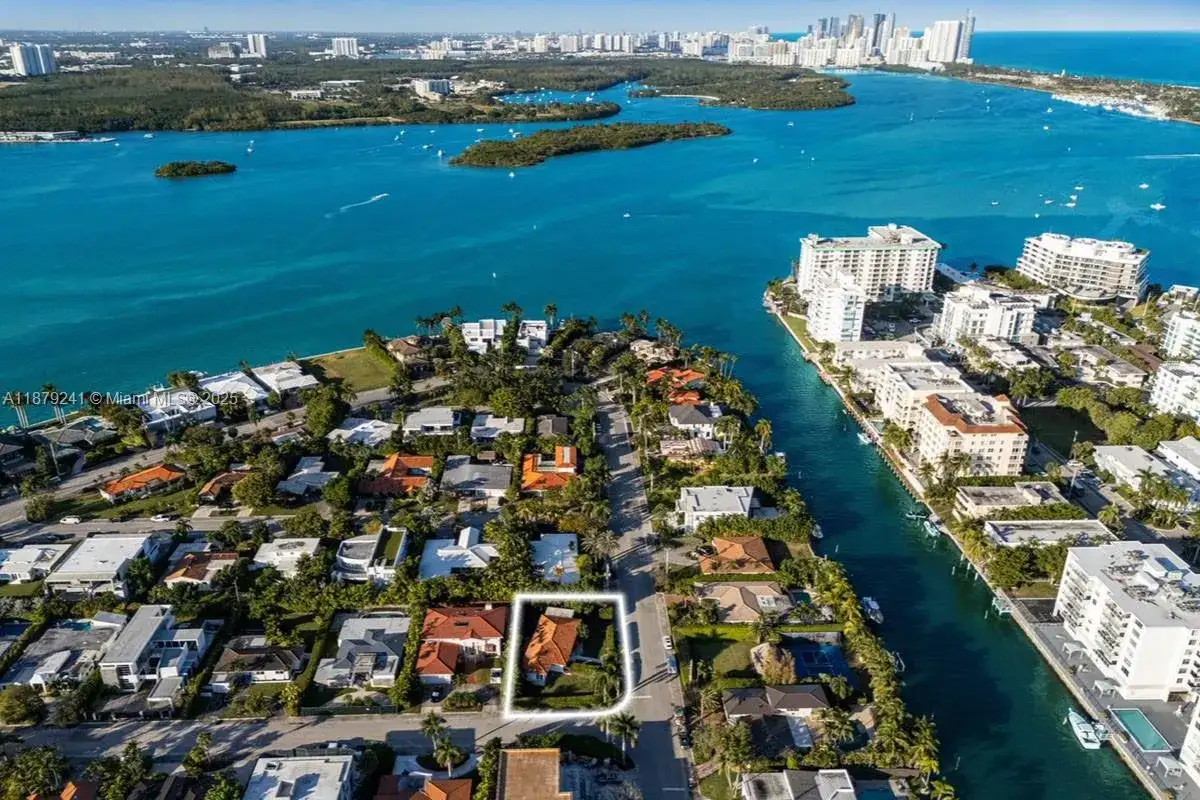 10110 E Broadview Dr, Bay Harbor Islands FL 33154 photo 4