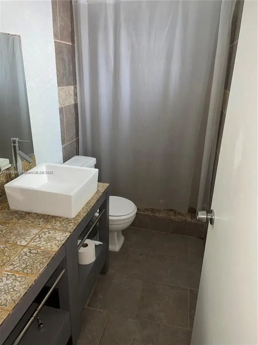 2755 NE 207th St, Aventura FL 33180 photo 3