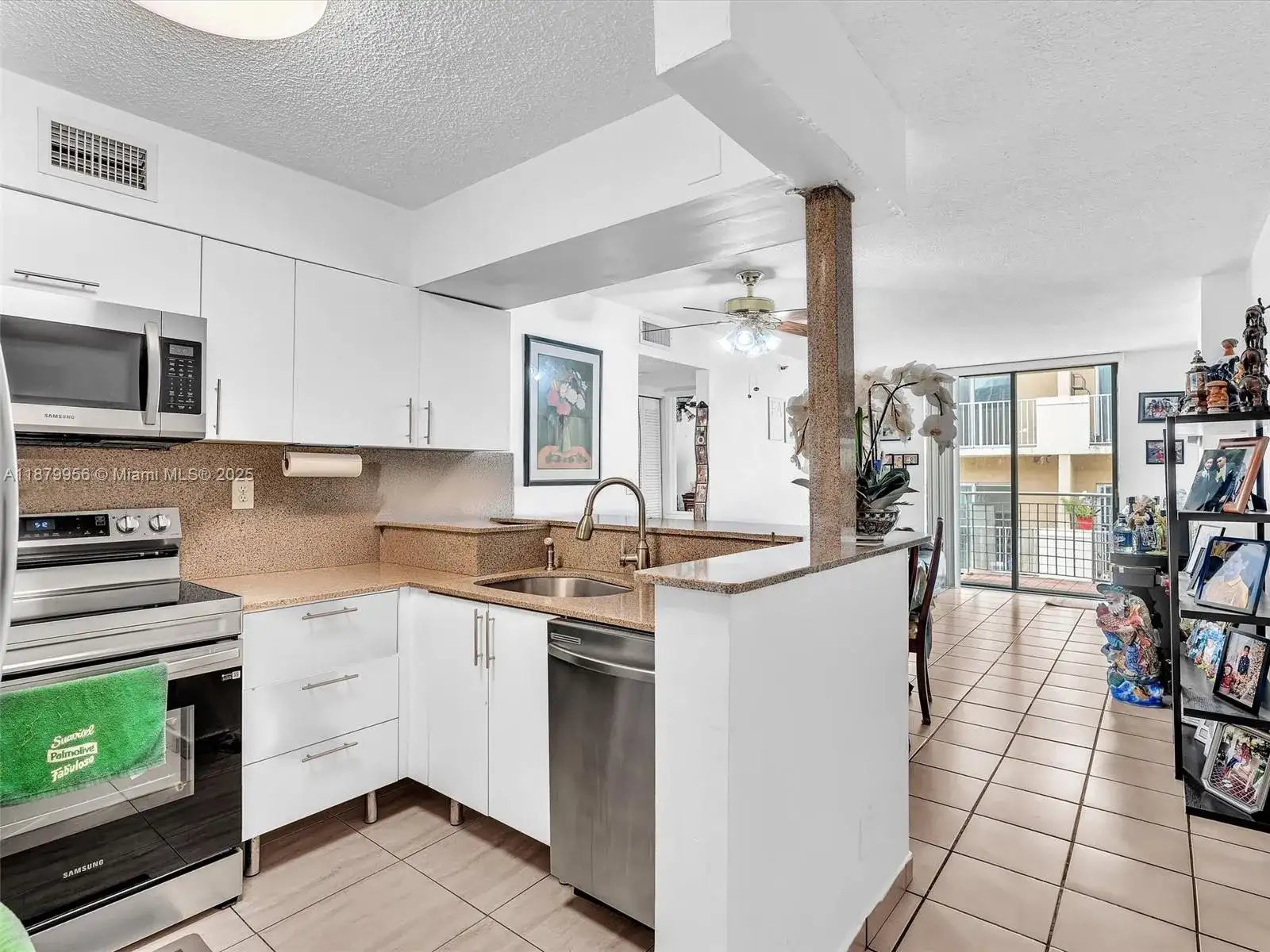 546 SW 1st St # 607, Miami FL 33130 photo 4