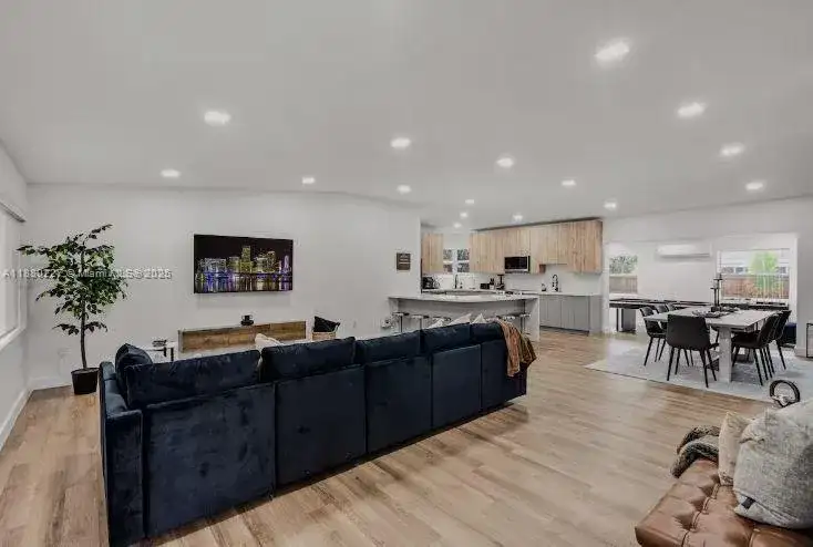17621 NE 7th Ave, Miami FL 33162 photo 2