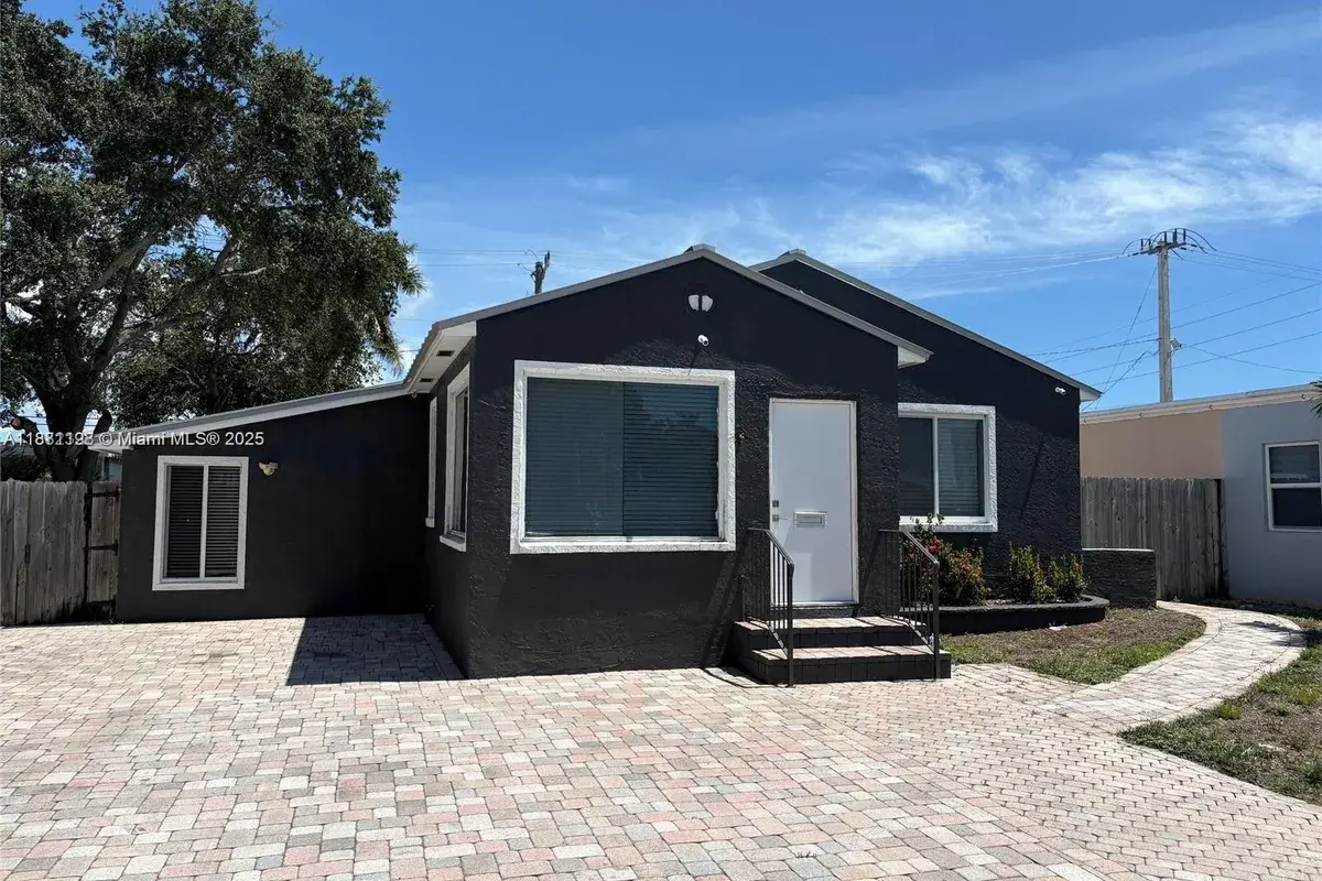 215 SW 17th St, Fort Lauderdale FL 33315
