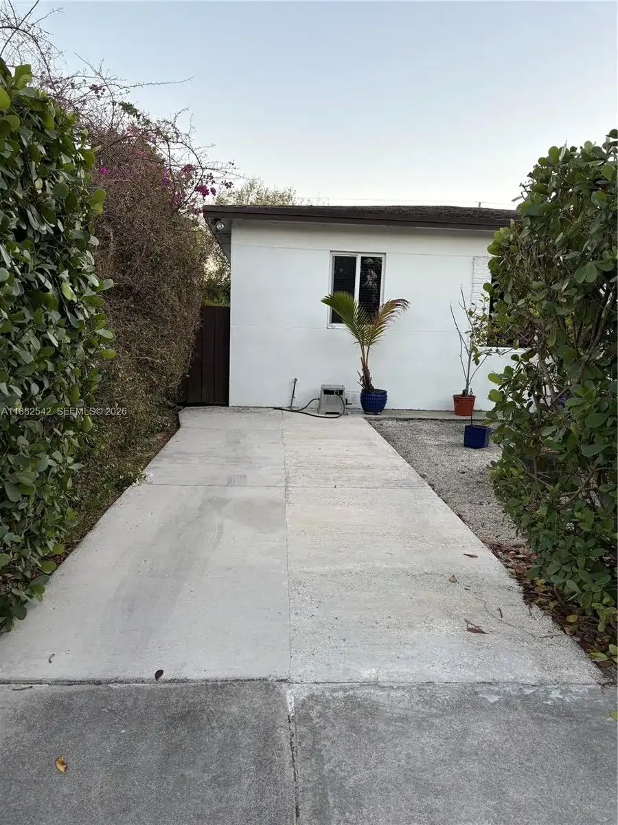 2270 SW 24th St, Miami FL 33145 photo 4