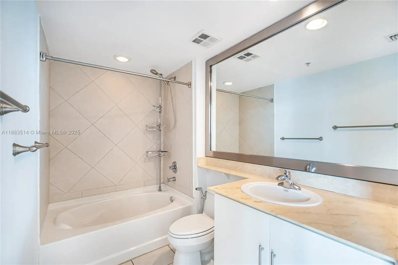 325 S Biscayne Blvd # 4115, Miami FL 33131 photo 2
