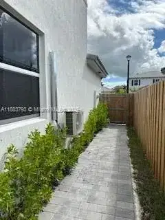 834 SE 26th Rd, Homestead FL 33035 photo 2