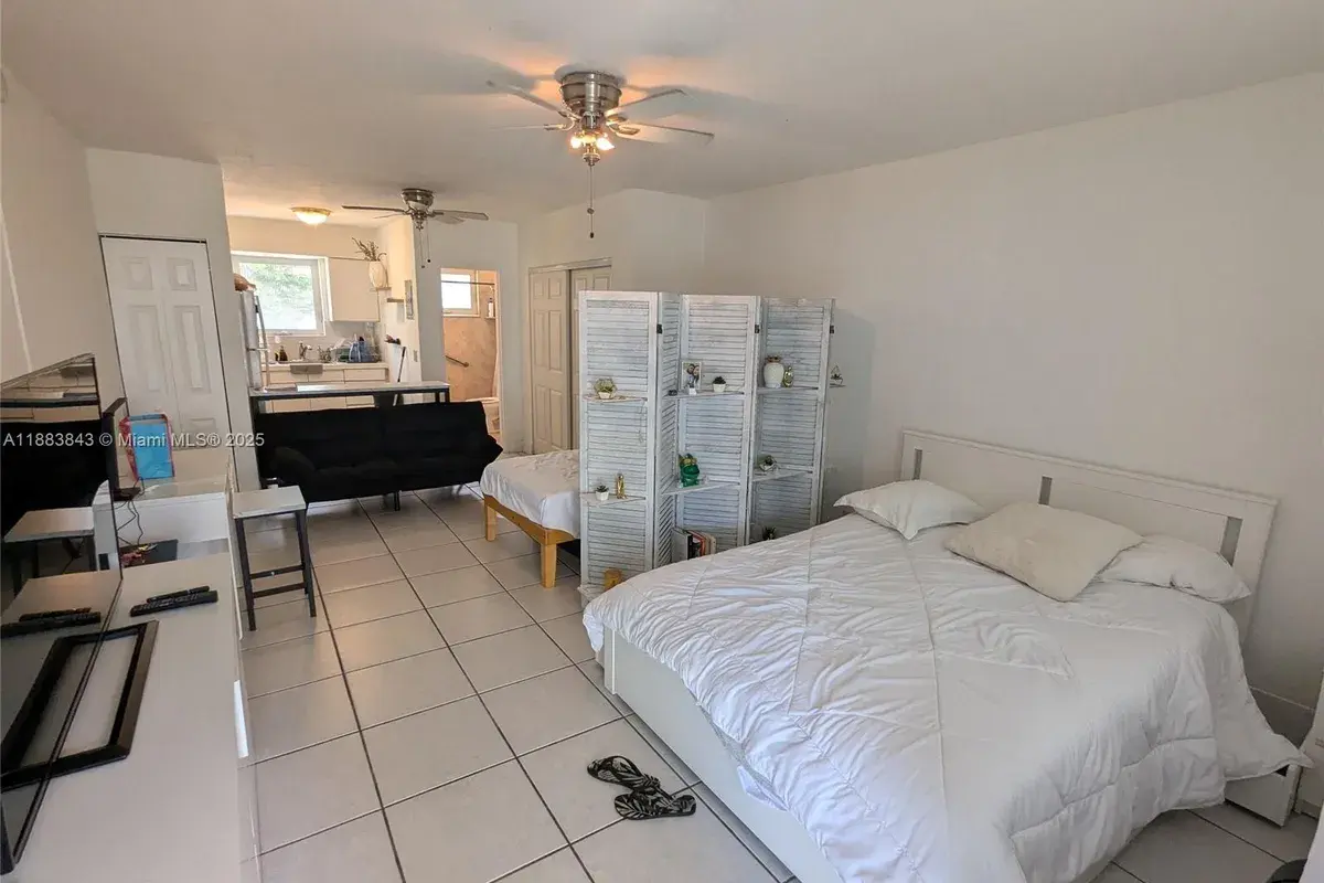 158 Ocean Dr # 406, Miami Beach FL 33139