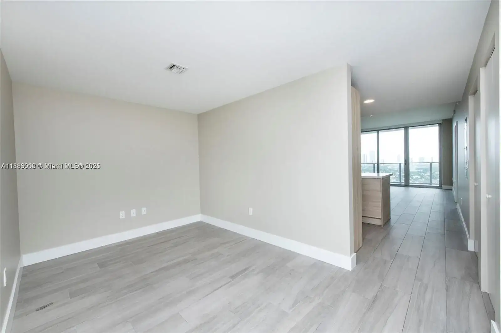 16385 Biscayne Blvd # 2616, North Miami Beach FL 33160 photo 3
