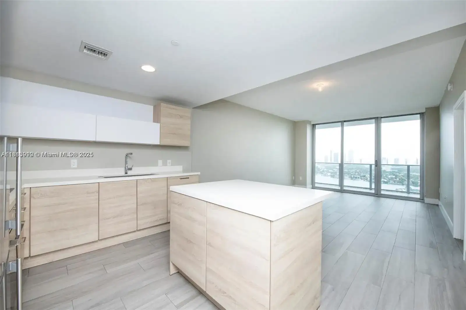 16385 Biscayne Blvd # 2616, North Miami Beach FL 33160 photo 4