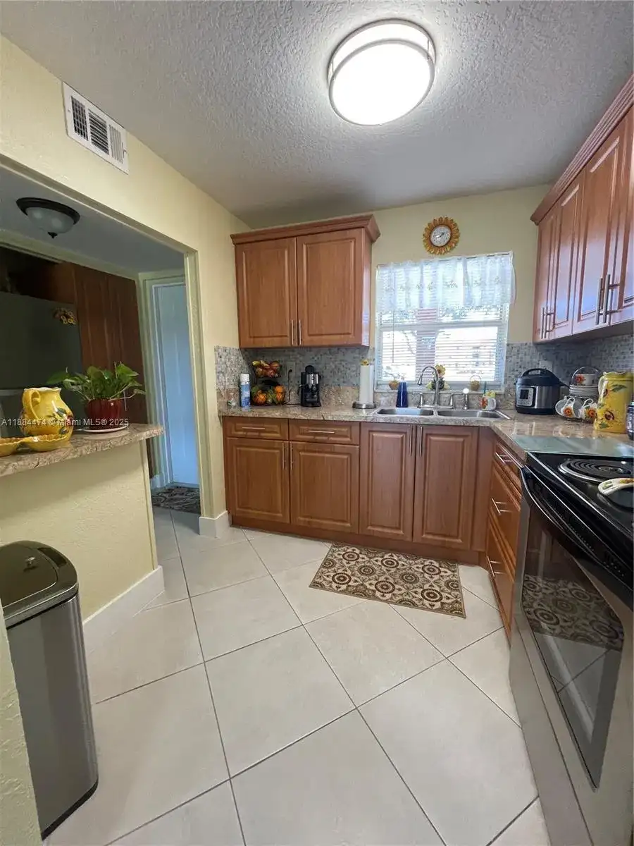 9041 Sunrise Lakes Blvd # 108, Sunrise FL 33322 photo 4