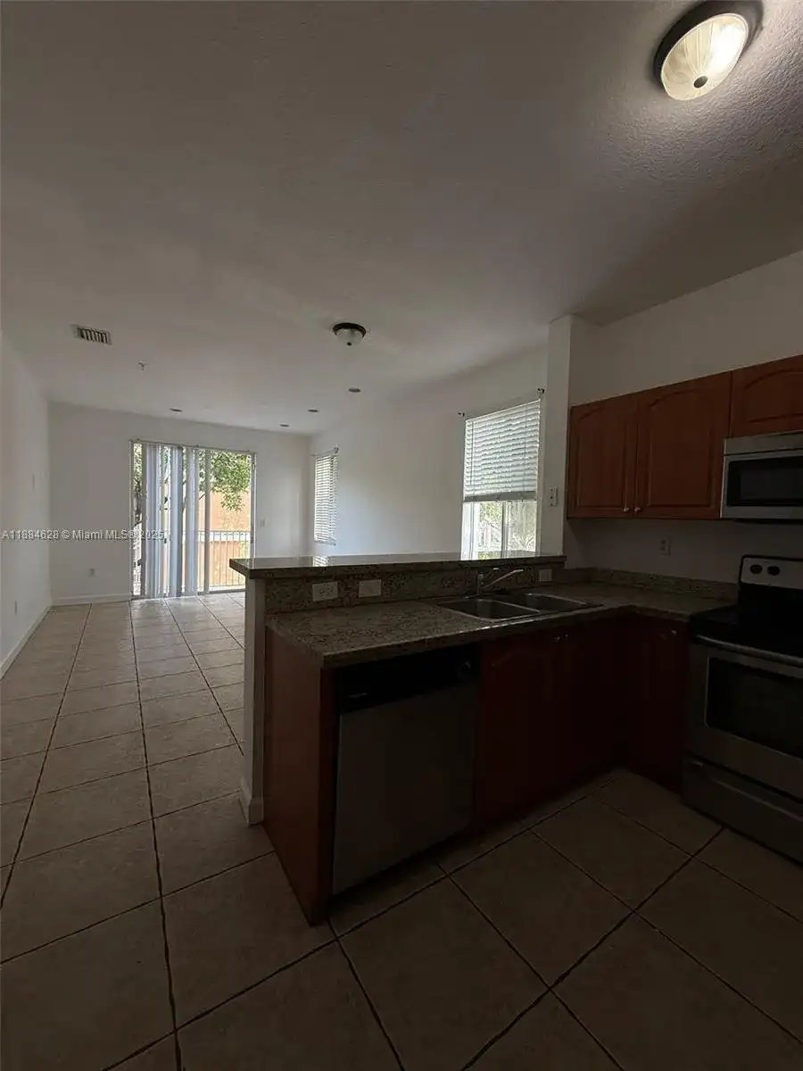17640 NW 73rd Ave # 19, Hialeah FL 33015 photo 3
