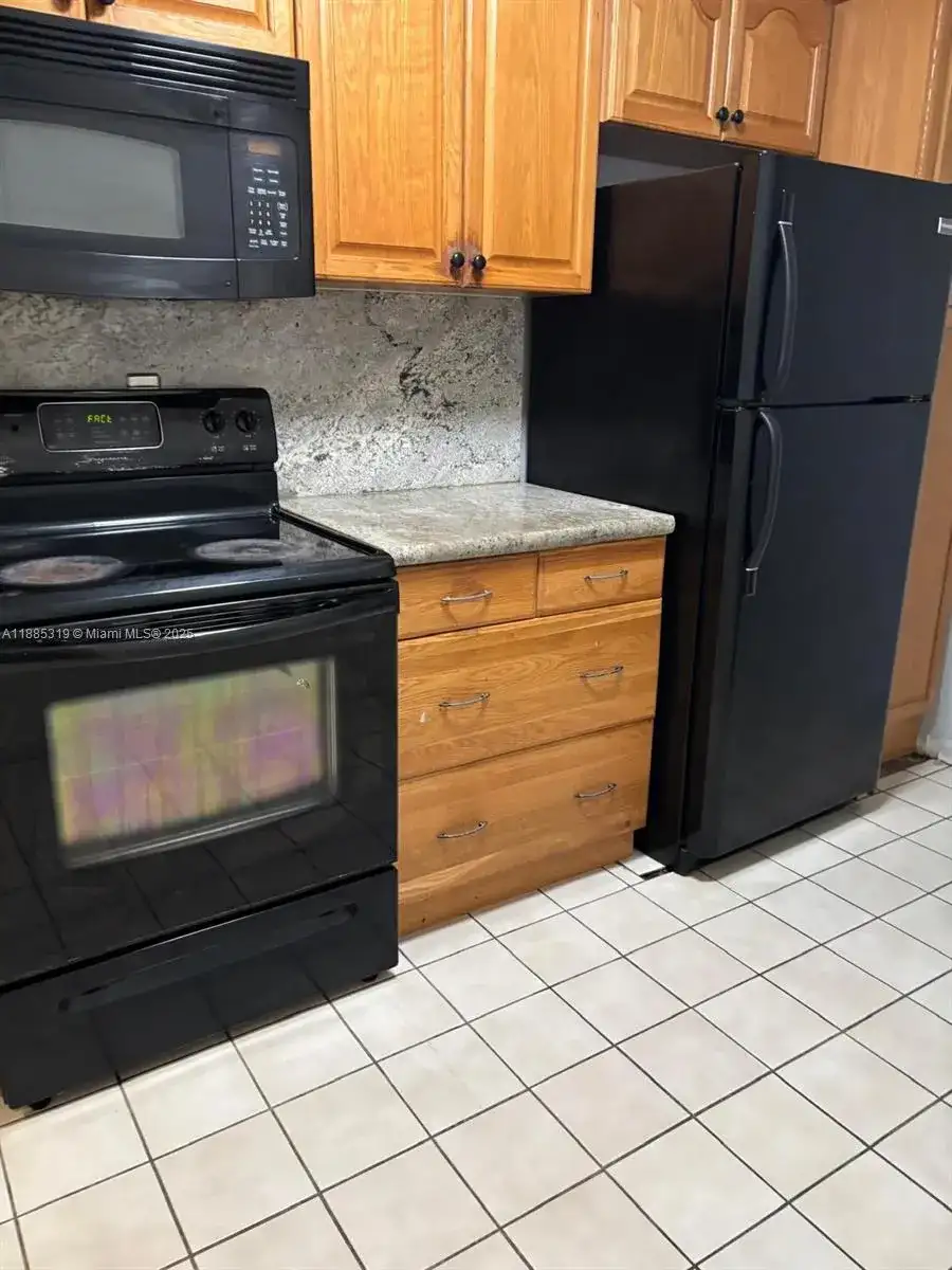 871 NE 207th Ln # 15, Miami FL 33179 photo 3