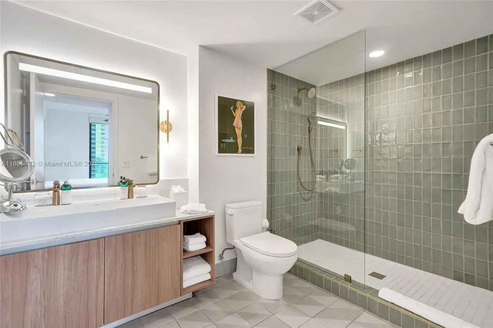 159 NE 6th St # 3302, Miami FL 33132 photo 3