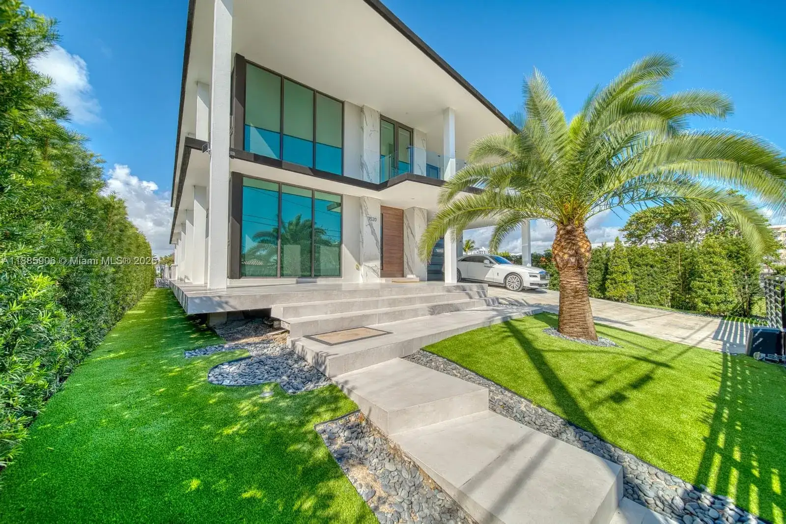 7520 W Treasure Dr, North Bay Village FL 33141 photo 2