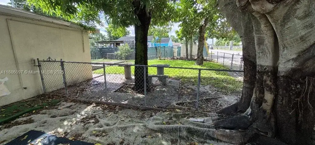 610 E 6th Pl, Hialeah FL 33010 photo 5