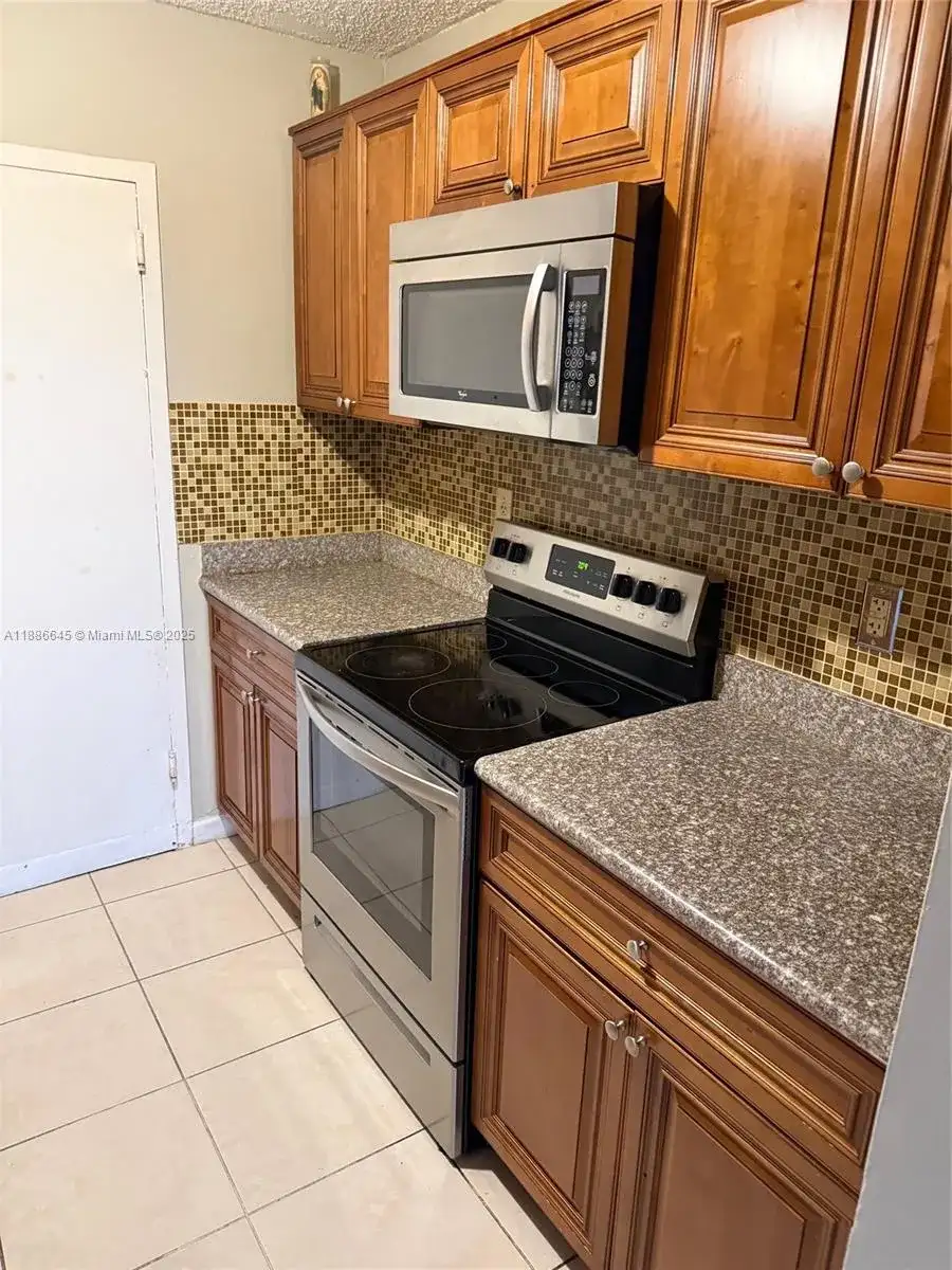 2000 NE 135th St # 403, North Miami FL 33181 photo 2