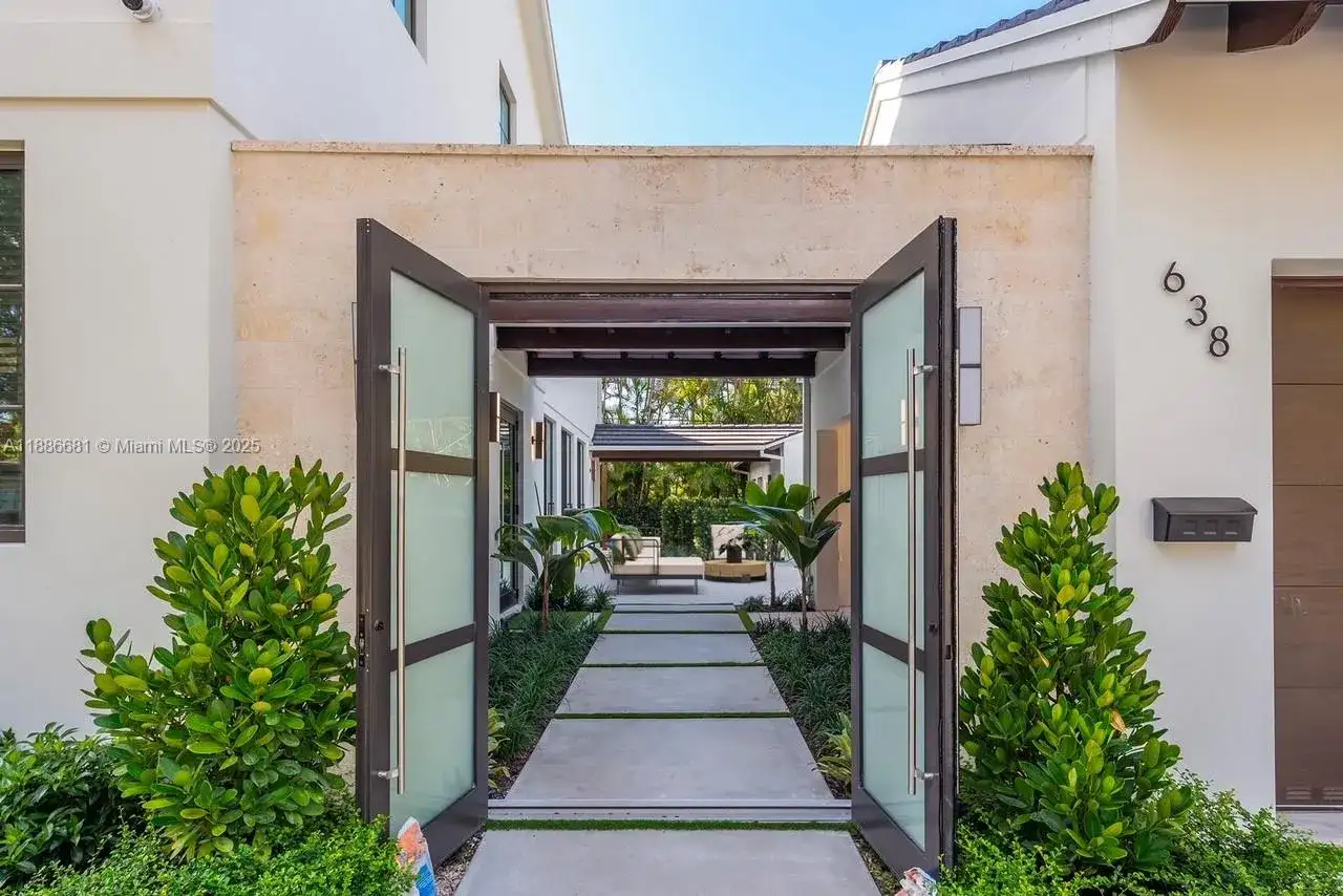 638 Escobar Ave, Coral Gables FL 33134 photo 2
