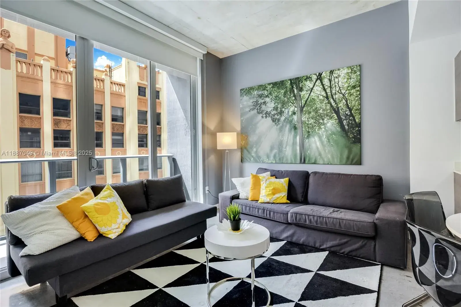 1 bedroom 1 bath Residential for sale at 151 SE 1st St # 1003, Miami FL 33131