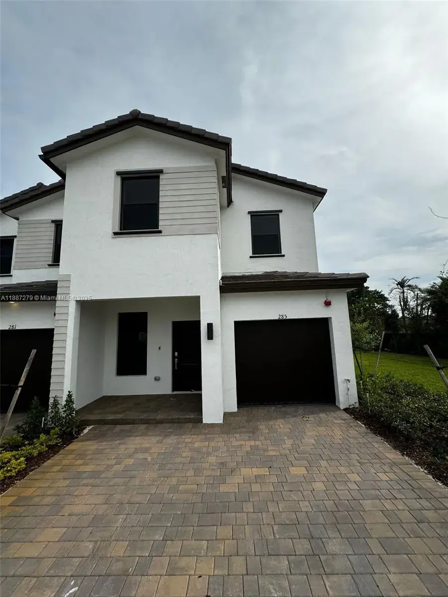 285 SW 159th Ln, Pembroke Pines FL 33027 photo 2