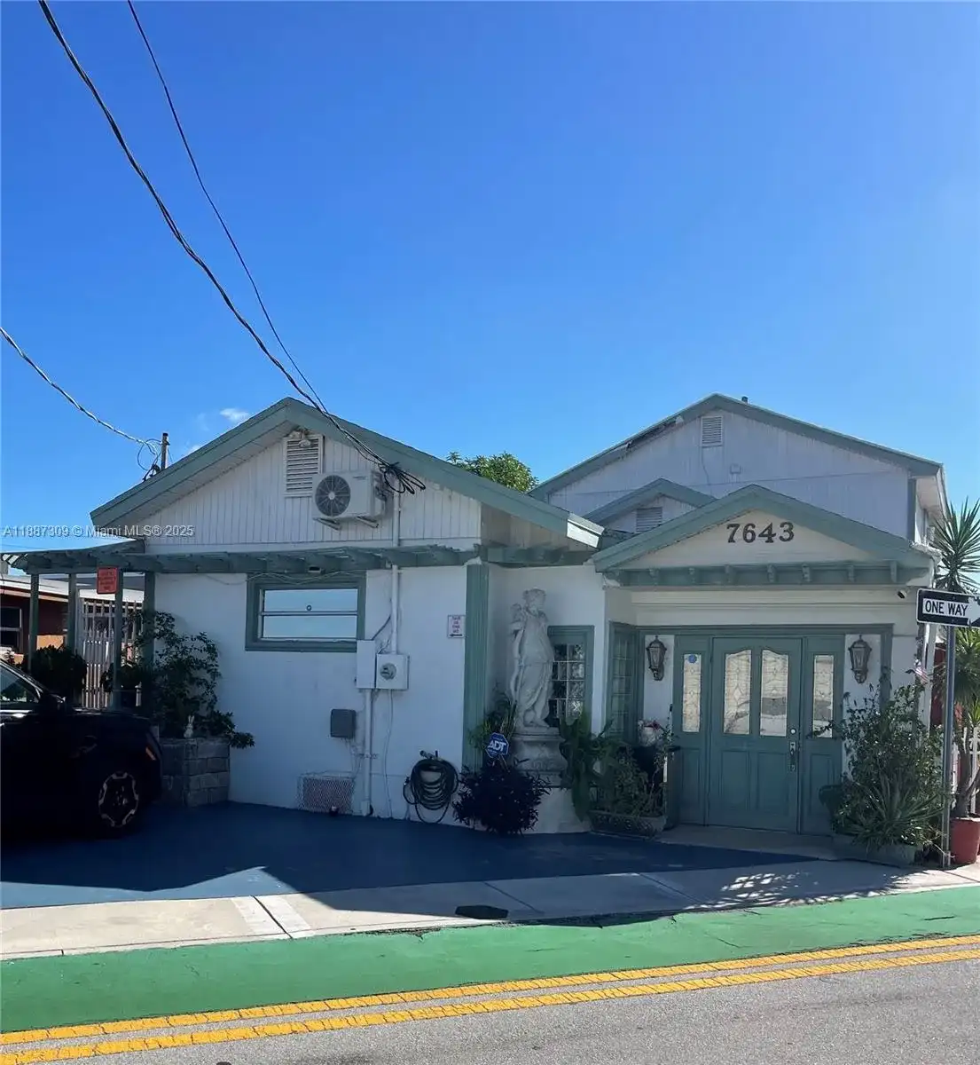 7643 NW South River Dr, Medley FL 33166