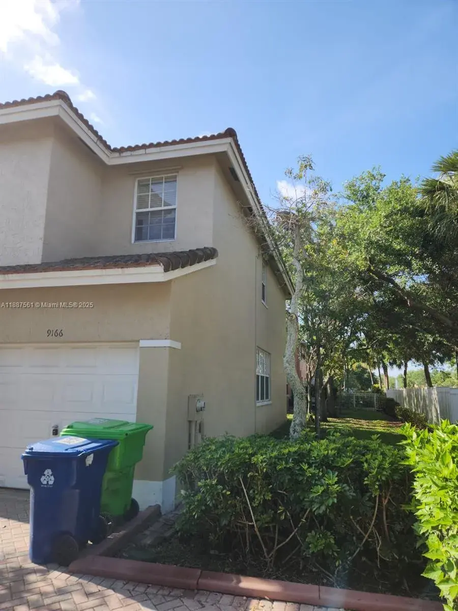 9166 NW 40th Pl, Sunrise FL 33351 photo 2