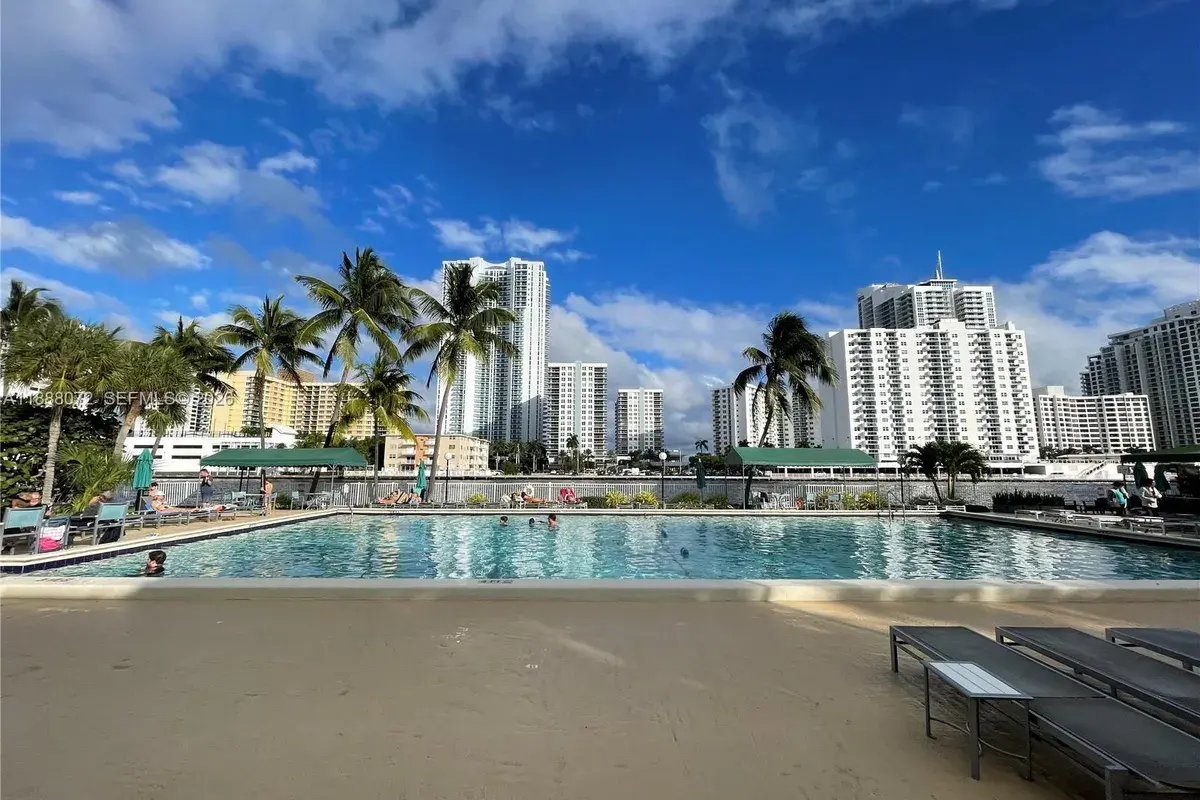 1000 Parkview Dr # 627, Hallandale Beach FL 33009