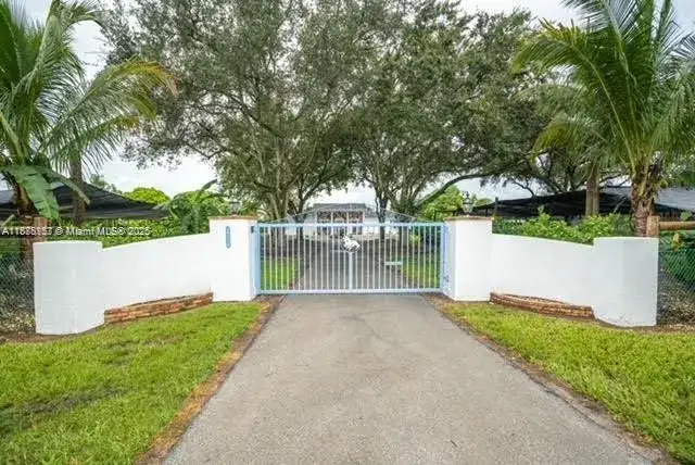 19390 SW 232nd St, Miami FL 33170 photo 2