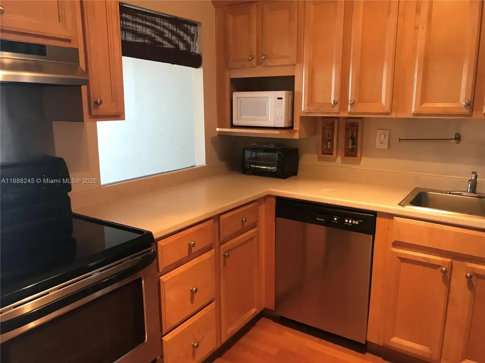 1000 Parkview Dr # 627, Hallandale Beach FL 33009
