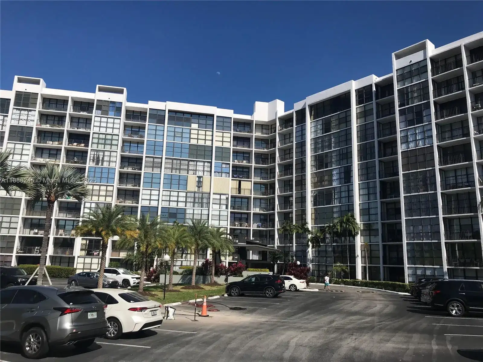 1000 Parkview Dr # 627, Hallandale Beach FL 33009 photo 3