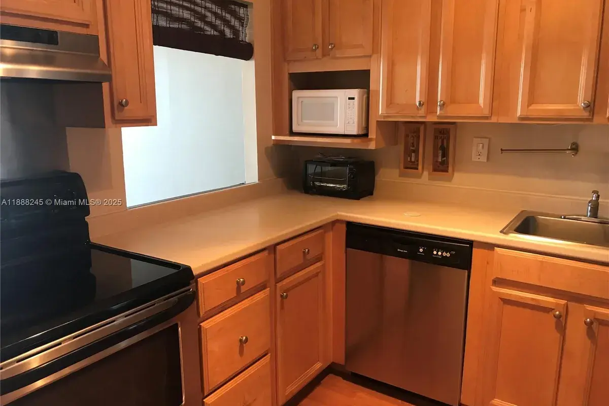 1000 Parkview Dr # 627, Hallandale Beach FL 33009