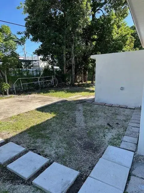 1191 NW 40th St # B, Miami FL 33127