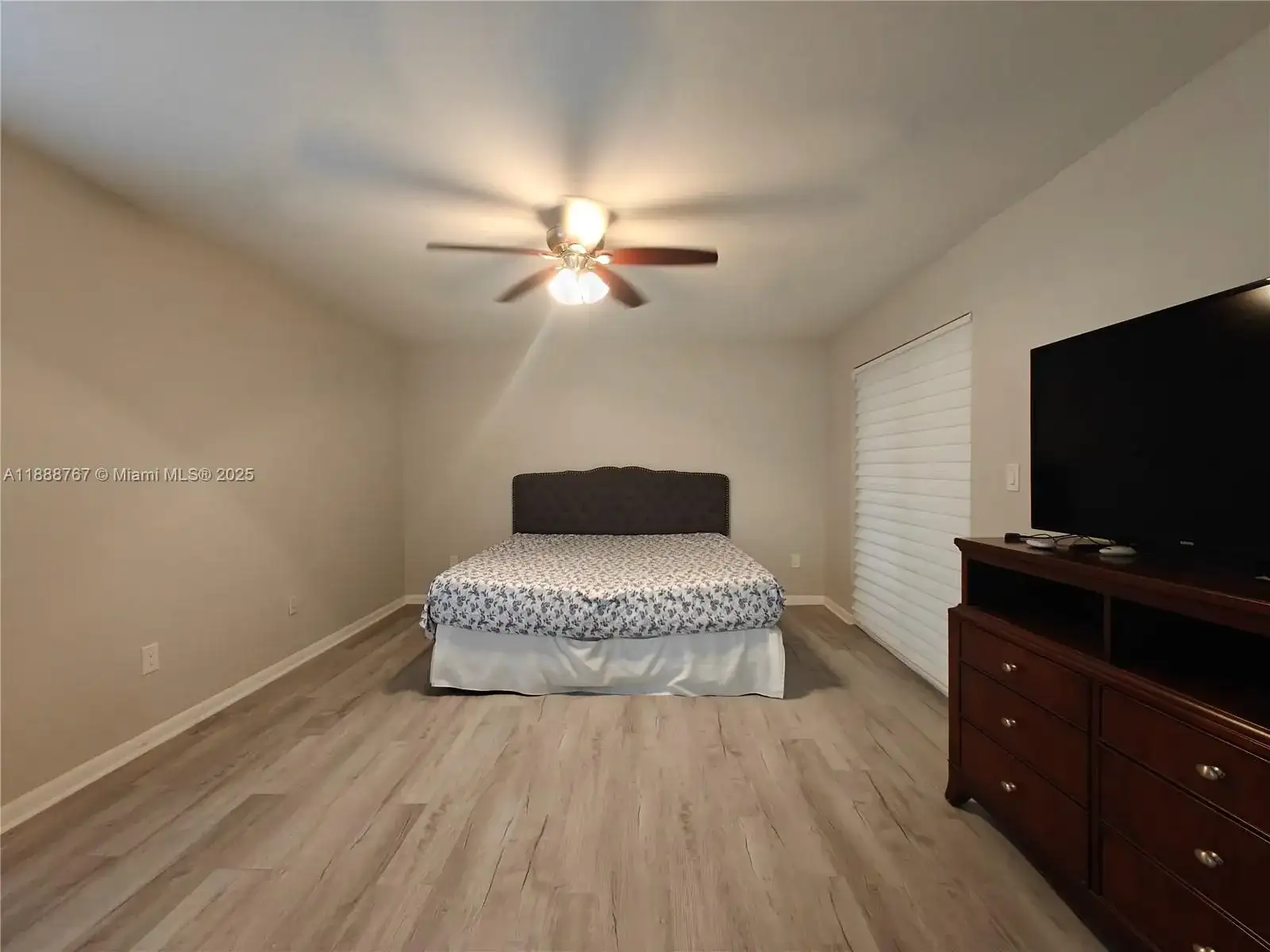 601 Ives Dairy Rd # 8, Miami FL 33179 photo 3