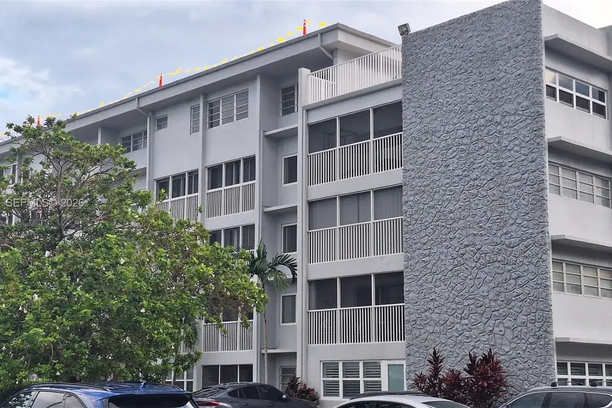 215 SE 3rd Ave # 202D, Hallandale Beach FL 33009