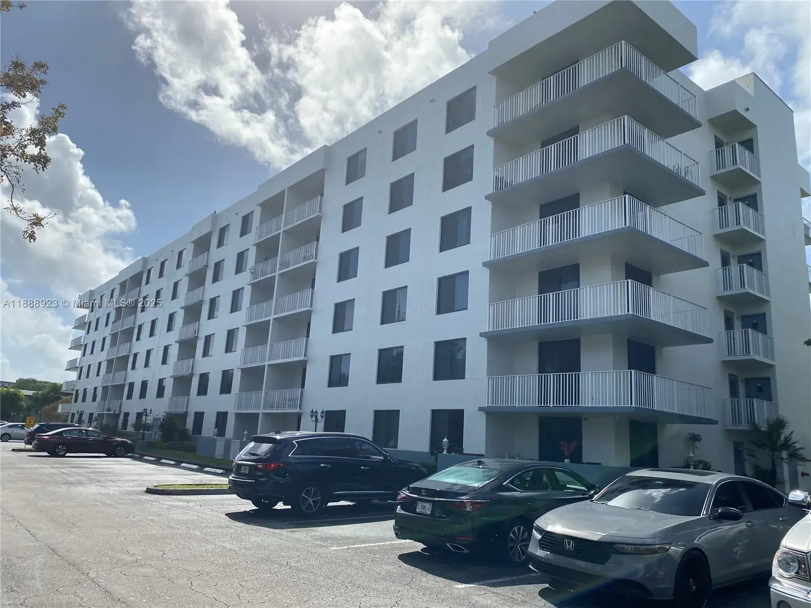 901 Hillcrest Dr # 409, Hollywood FL 33021