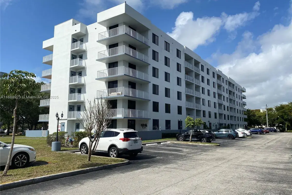 901 Hillcrest Dr # 409, Hollywood FL 33021