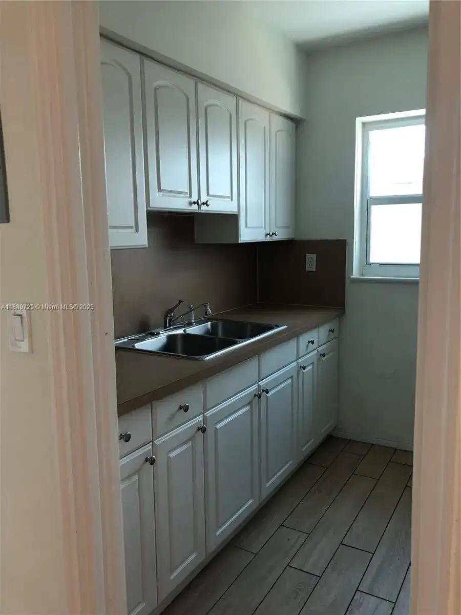 2320 NW 15th St, Miami FL 33125 photo 3