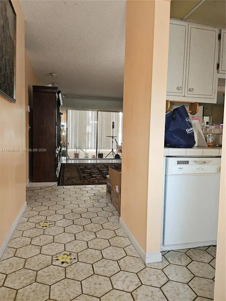 5121 W Oakland Park Blvd # 211, Lauderdale Lakes FL 33313