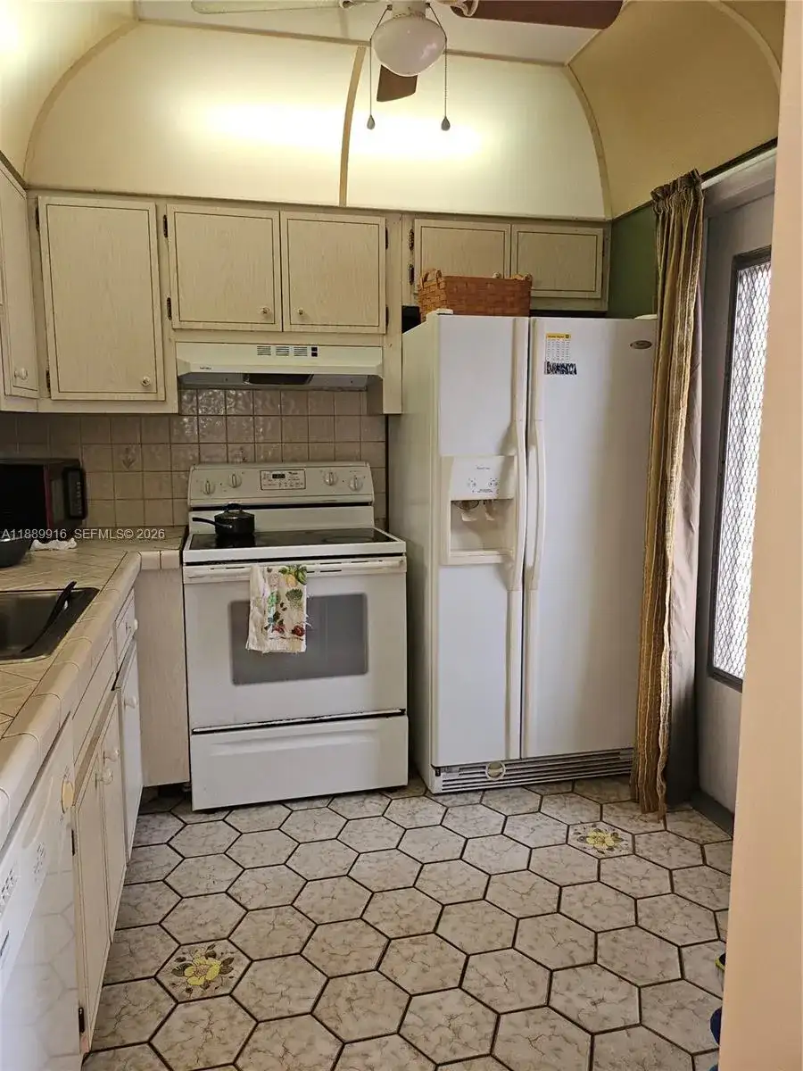 5121 W Oakland Park Blvd # 211, Lauderdale Lakes FL 33313 photo 3