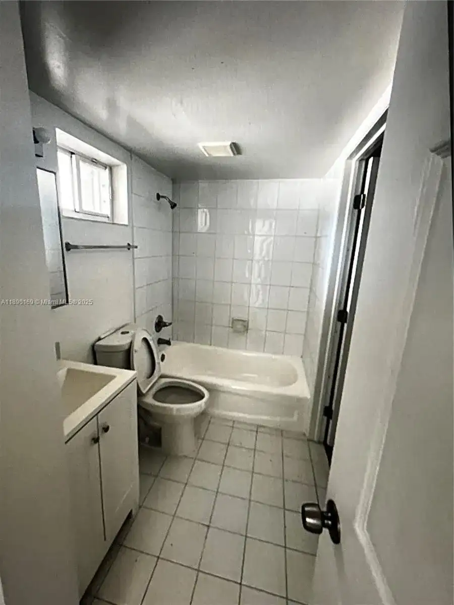 201 NW 7th St # 206, Miami FL 33136 photo 3