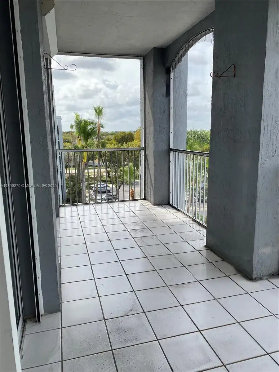 9725 NW 52nd St # 522, Doral FL 33178 photo 3