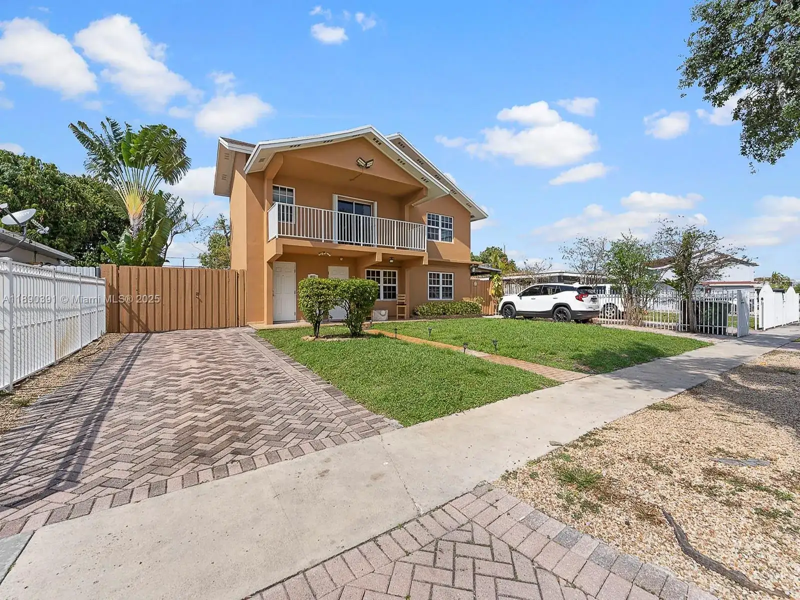 911 E 14th Pl, Hialeah FL 33010 photo 2