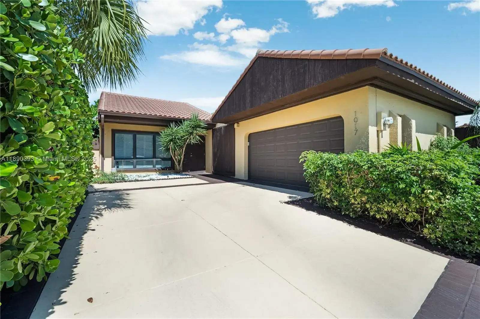 1017 NE 202nd Ln, Miami FL 33179 photo 2