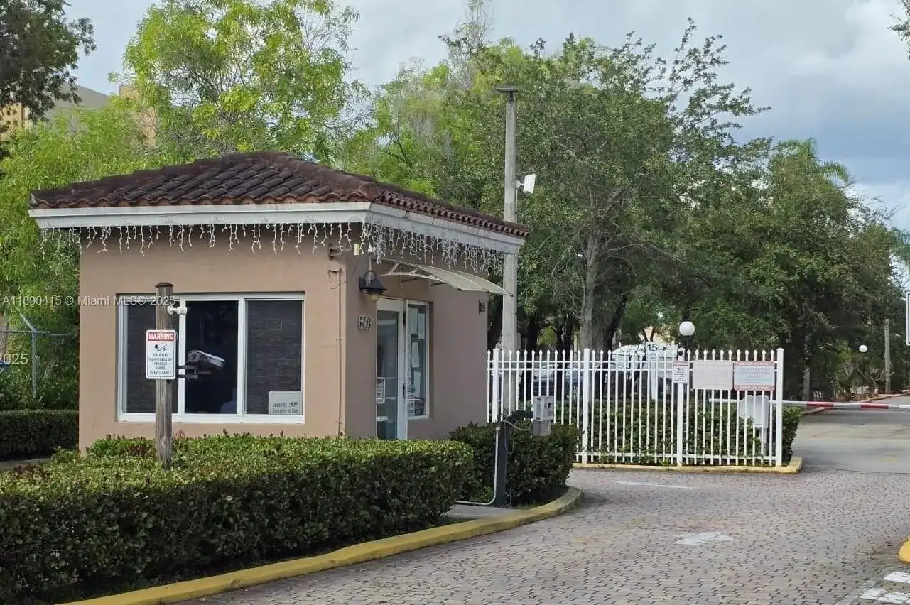 8405 NW 8th St # 311, Miami FL 33126 photo 2