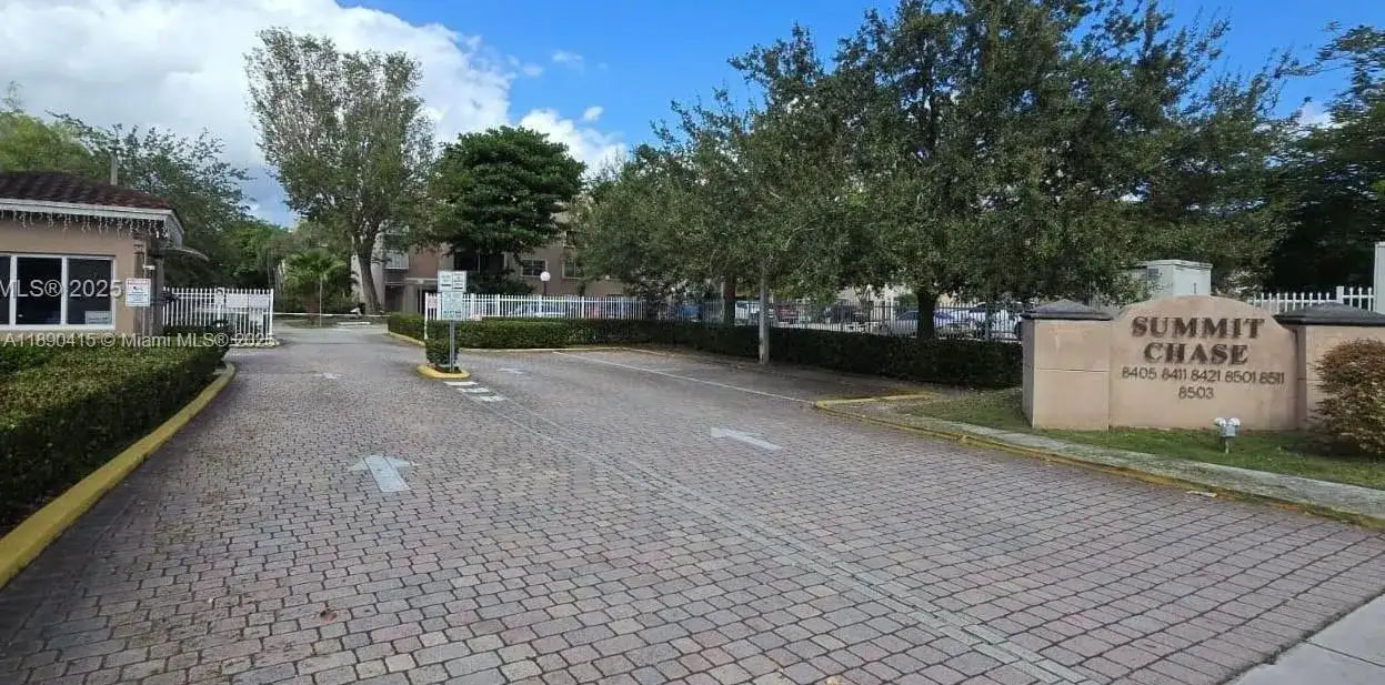 8405 NW 8th St # 311, Miami FL 33126 photo 3