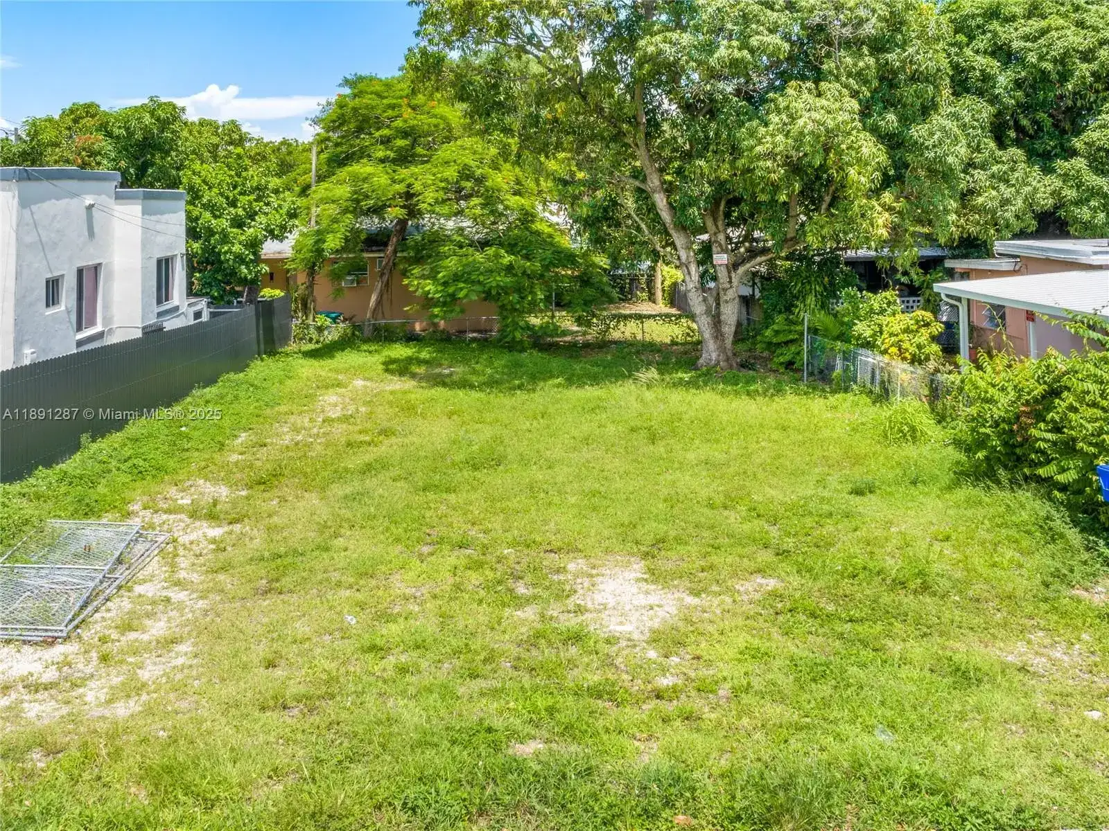 1881 NW 4th St, Miami FL 33125 photo 2