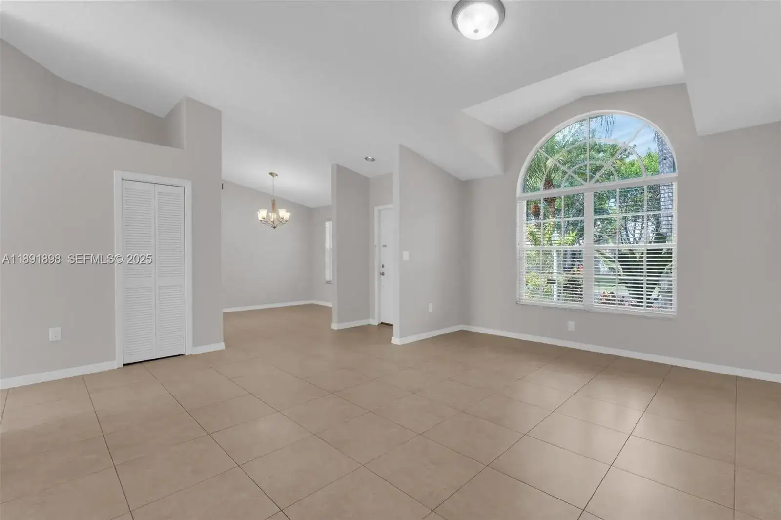 10635 NW 54th St, Doral FL 33178 photo 4